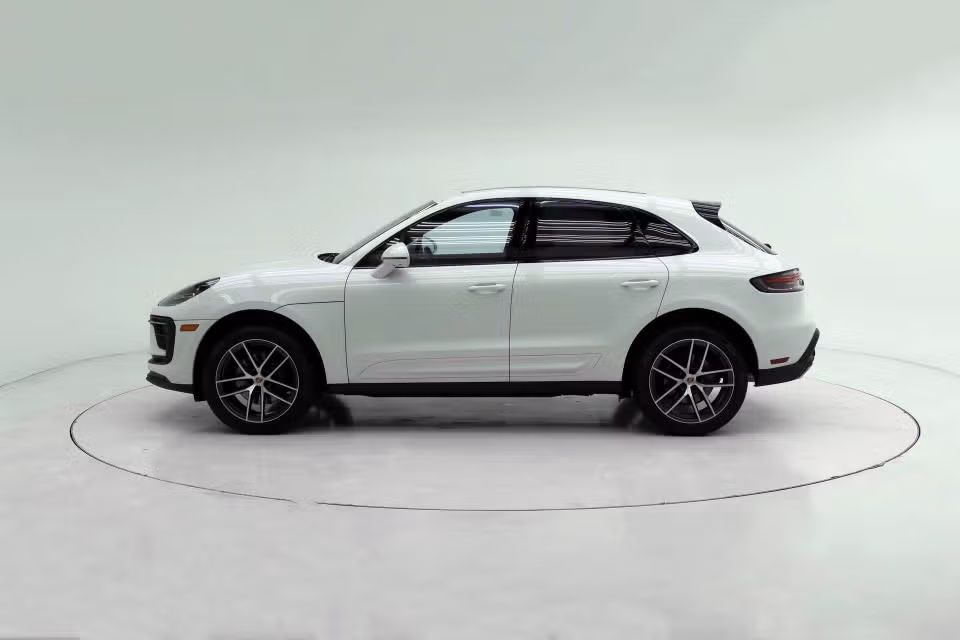2026 Porsche Macan T - Photo 11