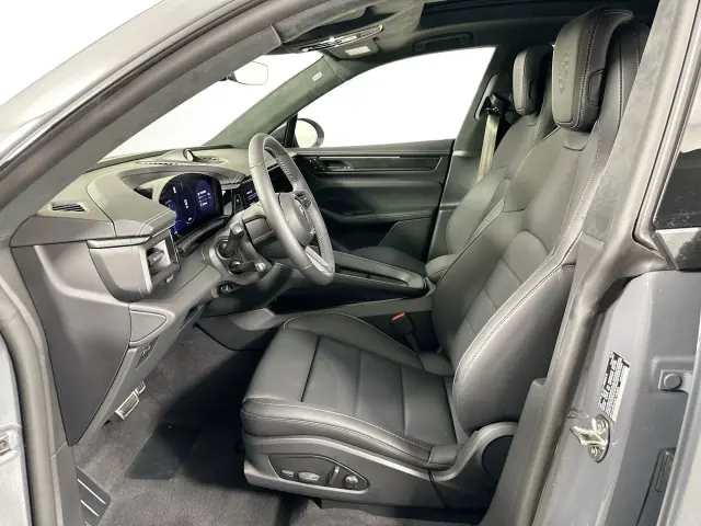 2025 Porsche Macan Turbo Electric - Photo 38