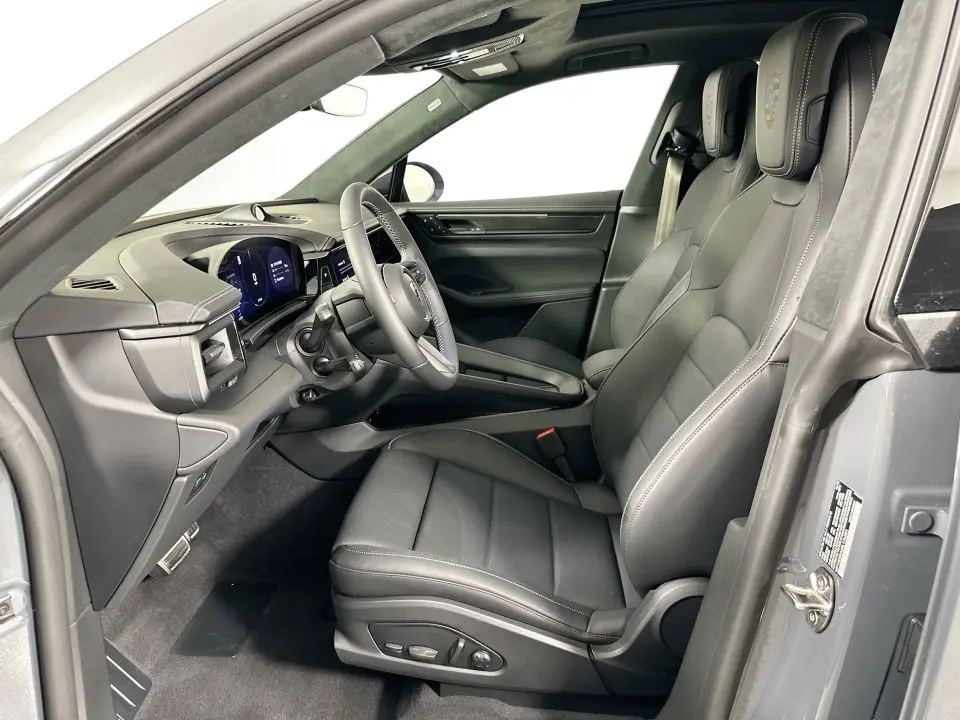 2025 Porsche Macan Turbo Electric - Photo 39