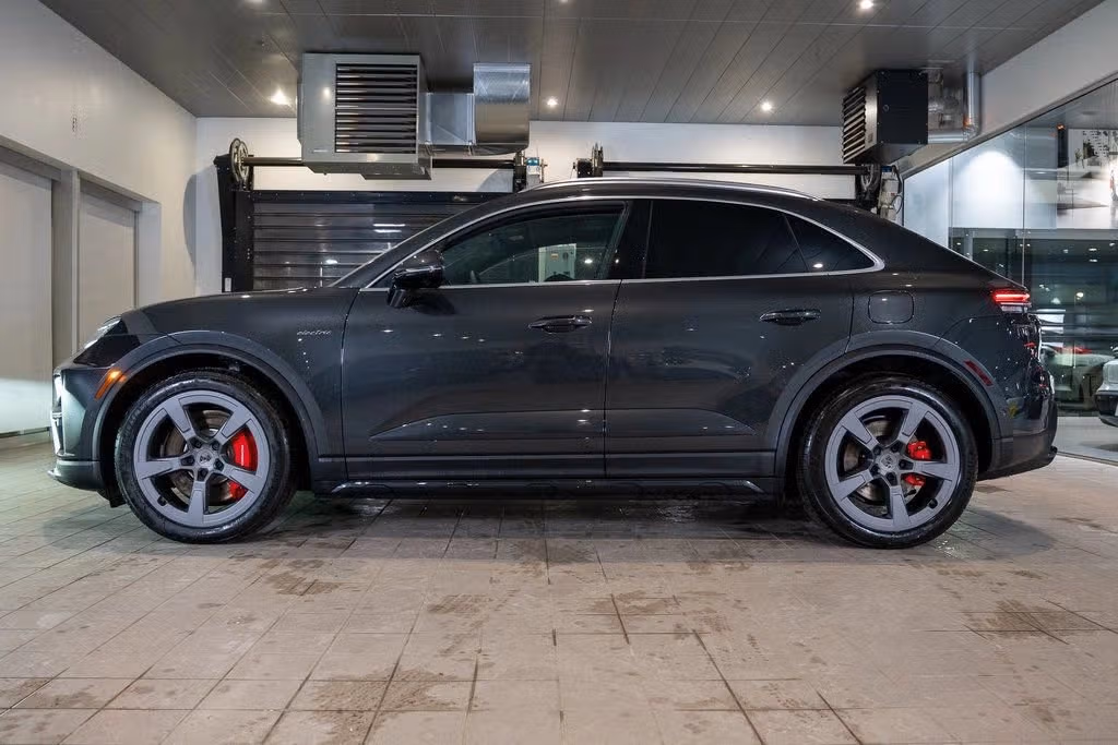 2025 Porsche Macan Turbo Electric - Photo 12