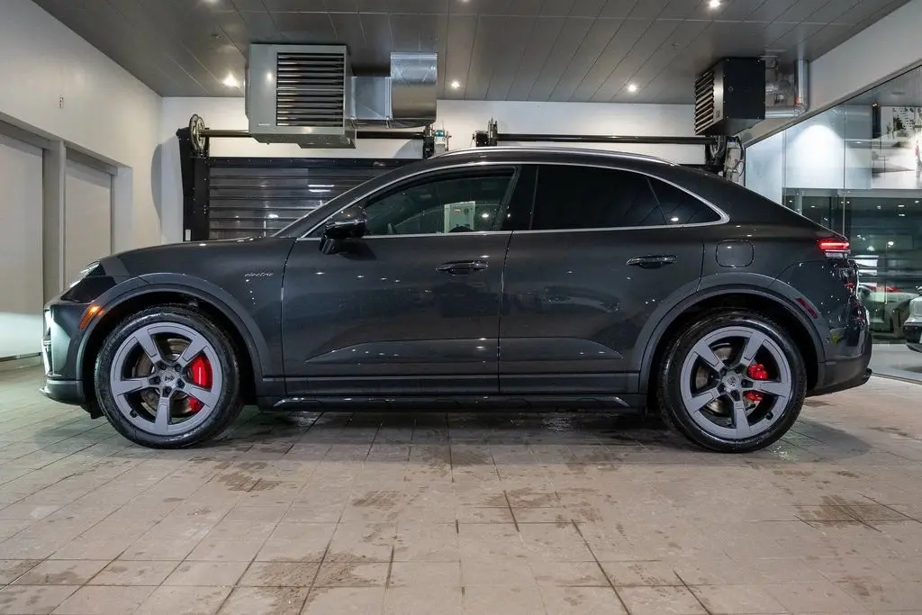 2025 Porsche Macan Turbo Electric - Photo 16