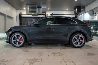 2025 Porsche Macan Turbo Electric - Photo 13