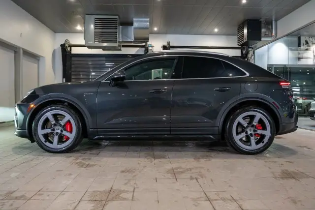 2025 Porsche Macan Turbo Electric - Photo 14