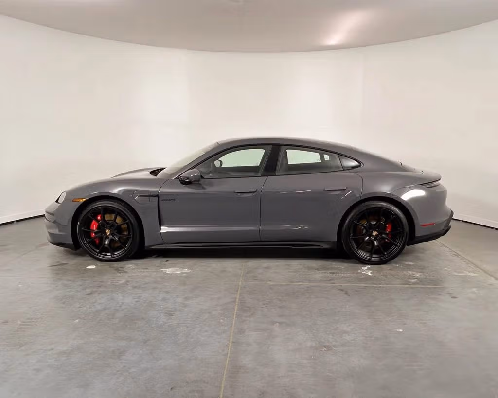 2026 Porsche Taycan GTS - Photo 12