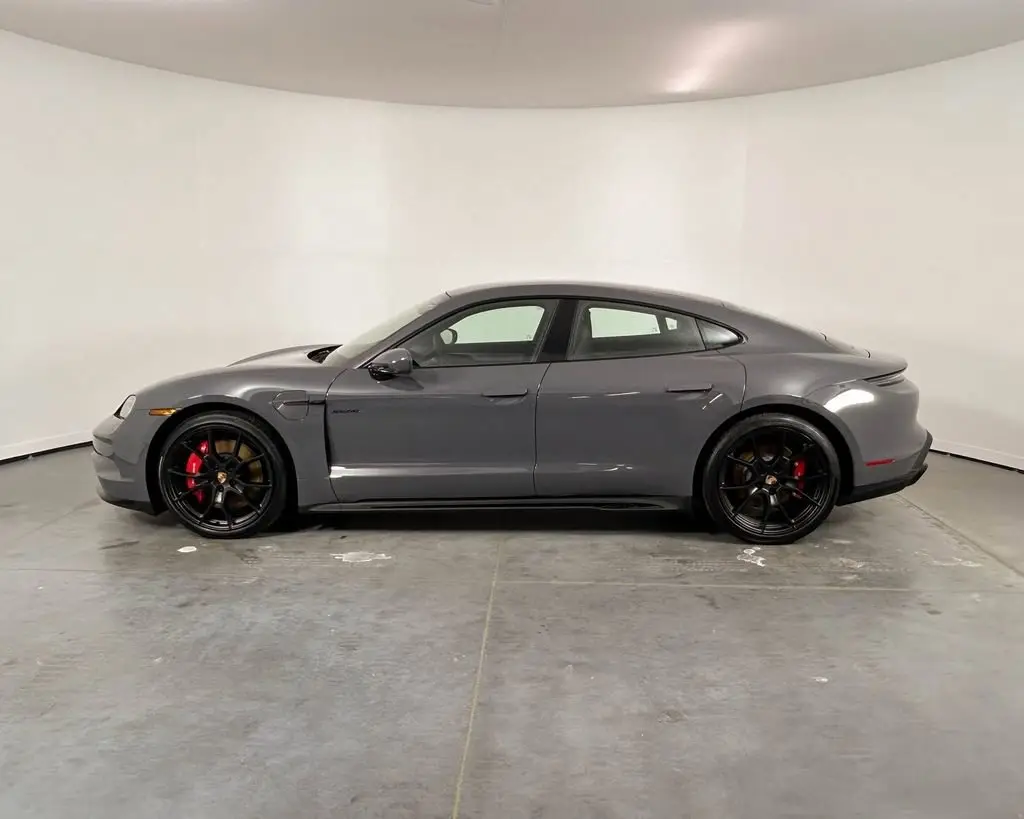 2026 Porsche Taycan GTS - Photo 16
