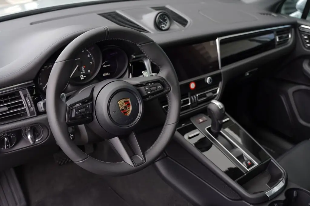 2026 Porsche Macan - Photo 32