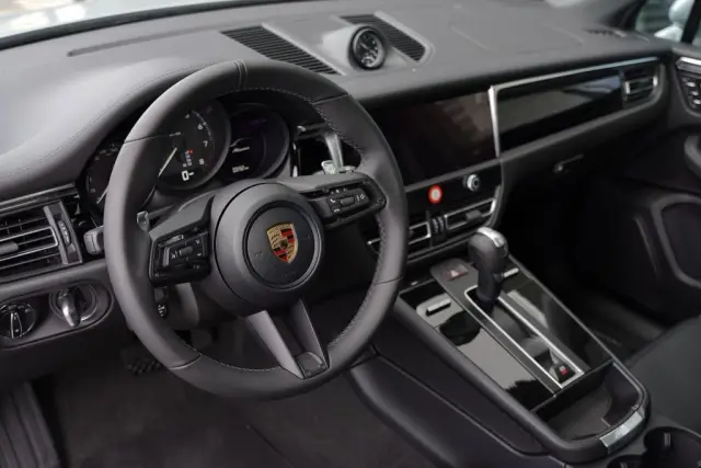 2026 Porsche Macan - Photo 30