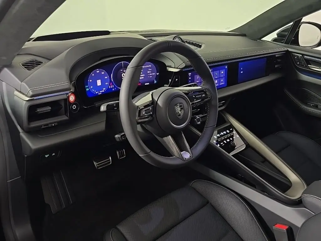 2025 Porsche Macan Turbo Electric - Photo 32