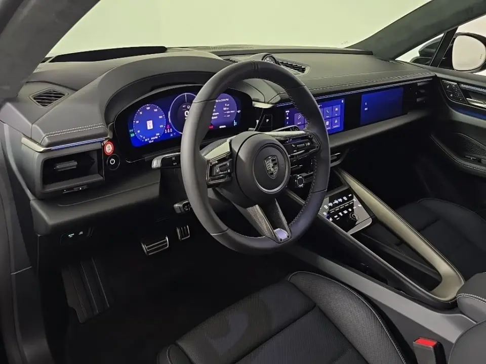 2025 Porsche Macan Turbo Electric - Photo 31