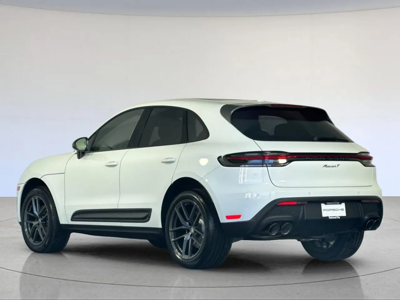 2026 Porsche Macan T - Photo 24