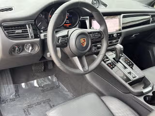2026 Porsche Macan T - Photo 25