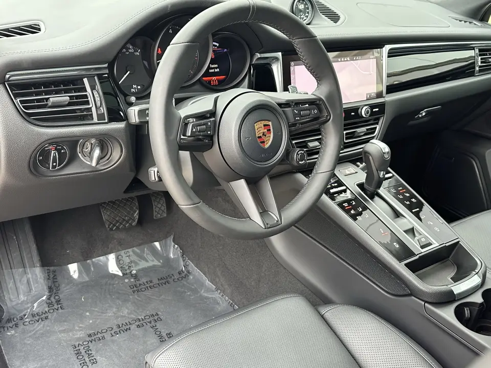 2026 Porsche Macan T - Photo 31