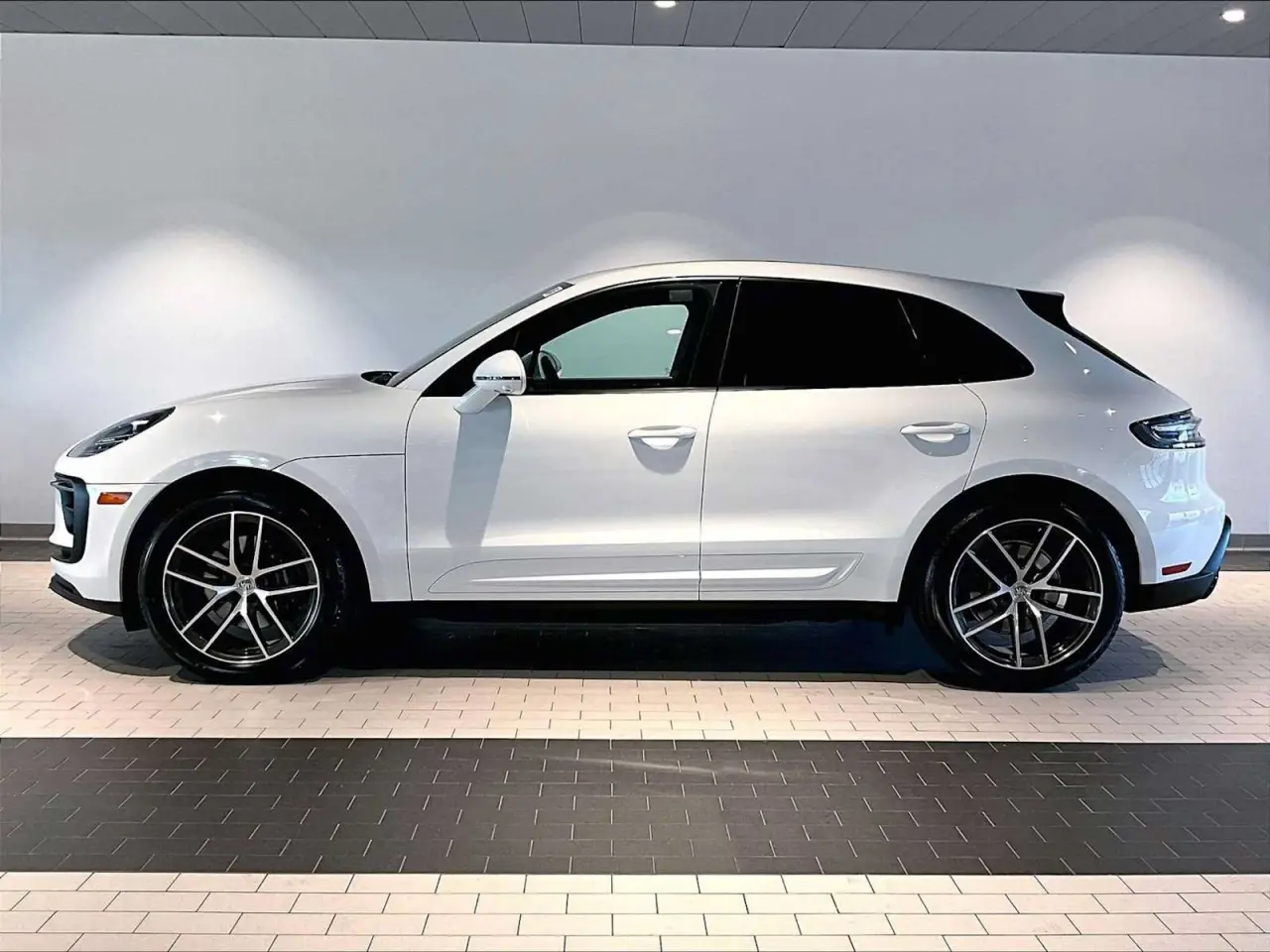 2026 Porsche Macan T - Photo 16