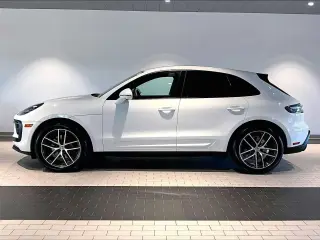 2026 Porsche Macan T - Photo 13