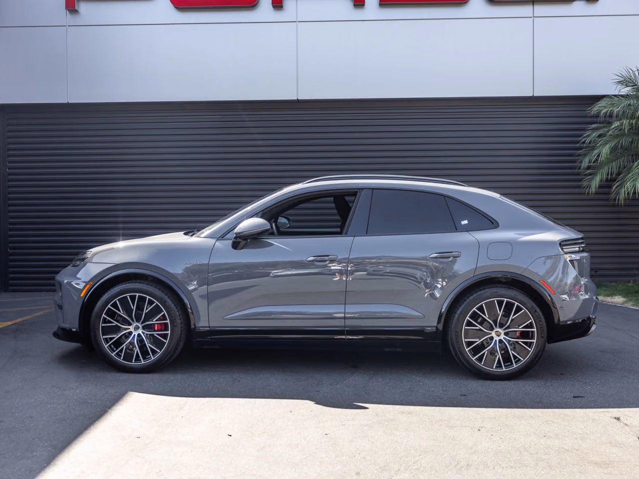 2025 Porsche Macan Turbo Electric - Photo 12
