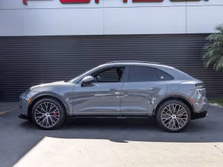 2025 Porsche Macan Turbo Electric - Photo 9
