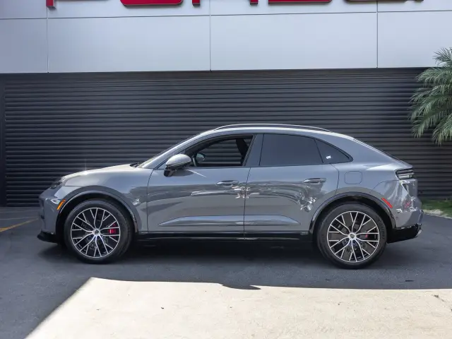 2025 Porsche Macan Turbo Electric - Photo 14