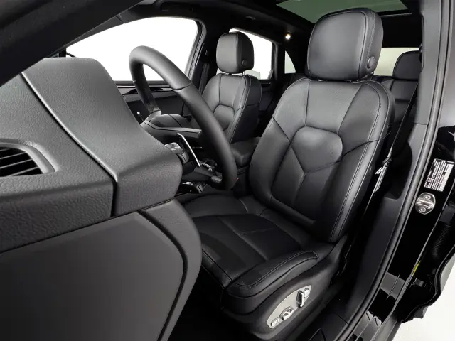 2025 Porsche Macan - Photo 38