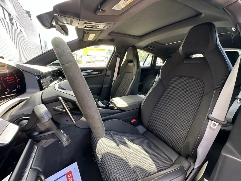 2025 Porsche Panamera 4 E-Hybrid - Photo 40