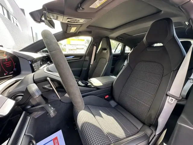 2025 Porsche Panamera 4 E-Hybrid - Photo 38