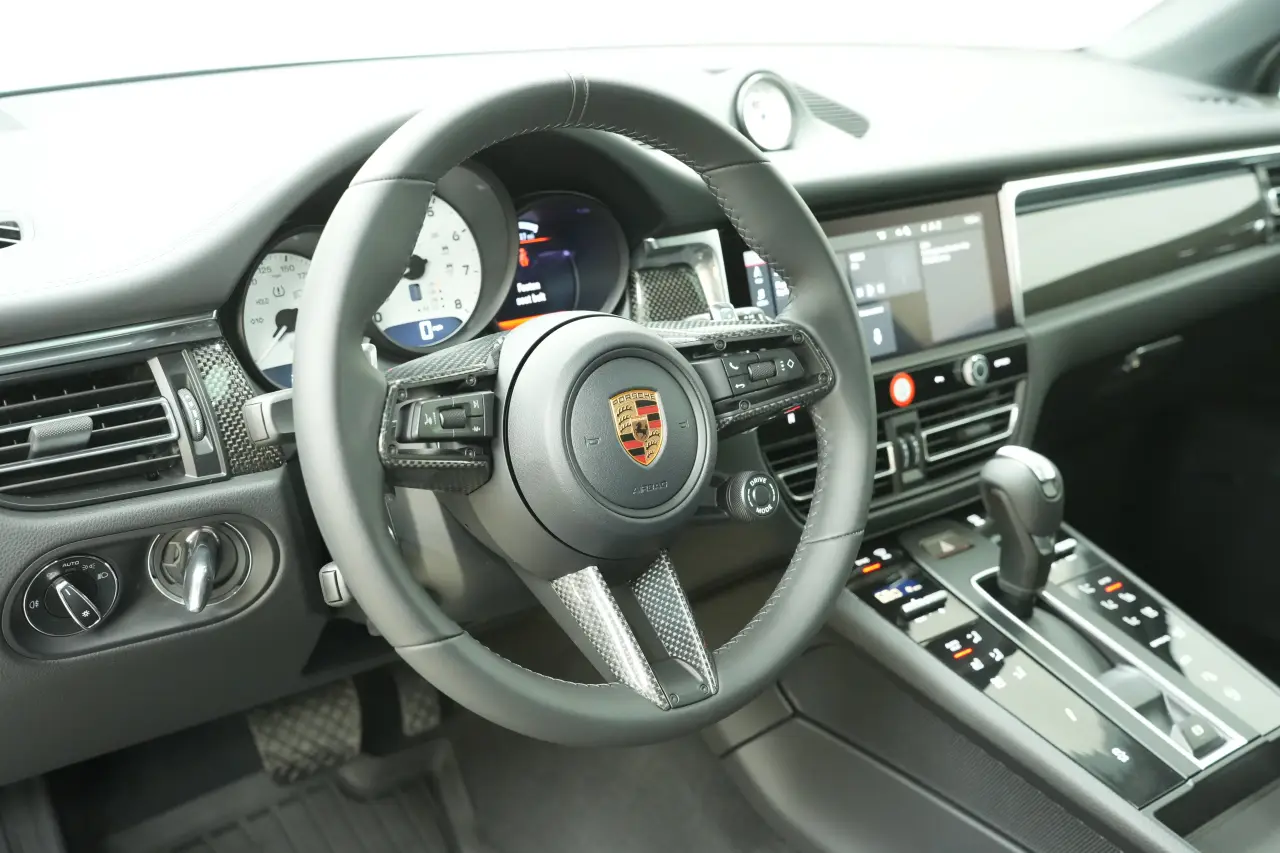 2026 Porsche Macan T - Photo 32