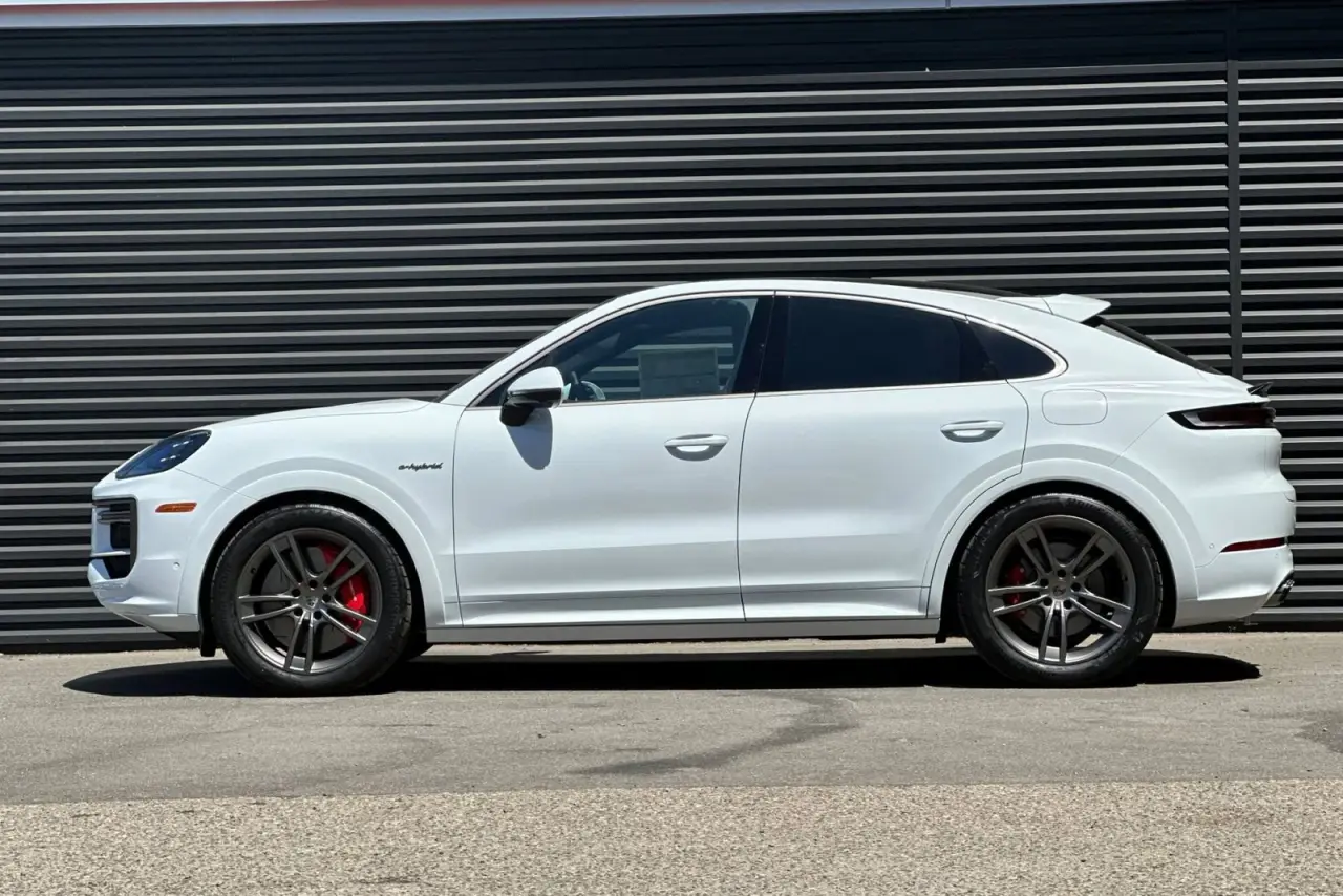 2025 Porsche Cayenne Coup Turbo E-Hybrid - Photo 16