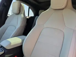 2025 Porsche Macan Turbo Electric - Photo 37