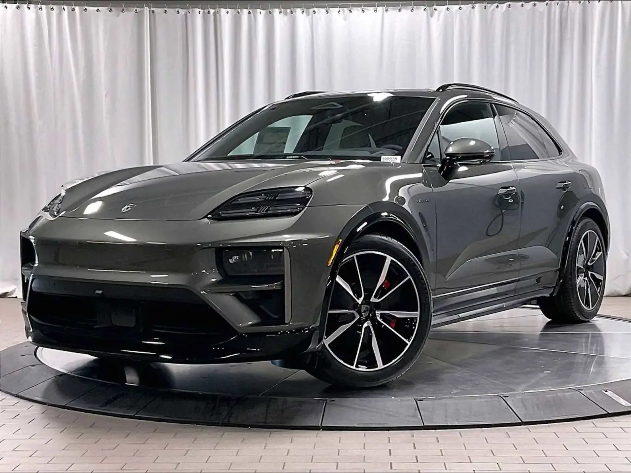 2025 Porsche Macan Turbo Electric - Photo 8