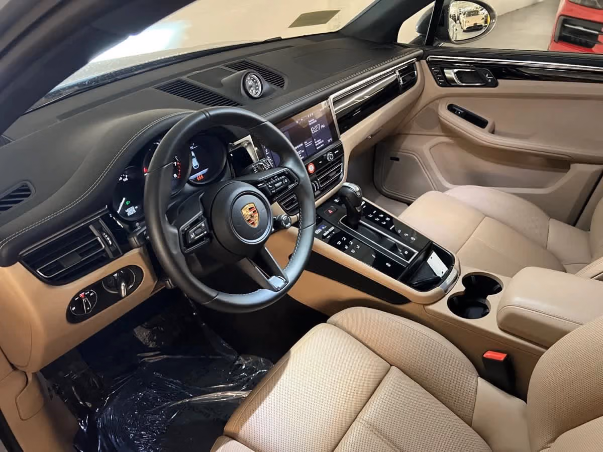 2026 Porsche Macan T - Photo 28