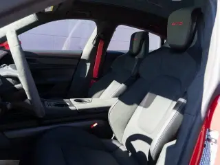 2026 Porsche Taycan GTS - Photo 37