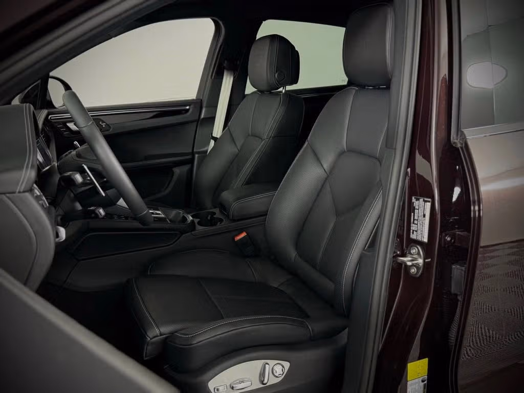 2025 Porsche Macan T - Photo 36