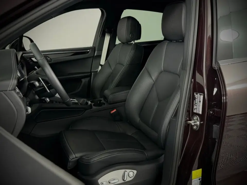 2025 Porsche Macan T - Photo 39