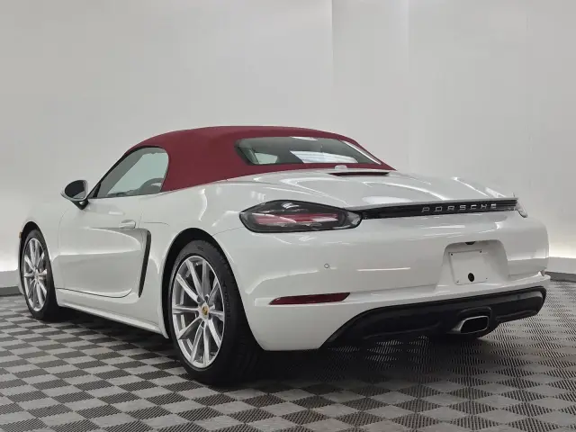 2022 Porsche 718 22