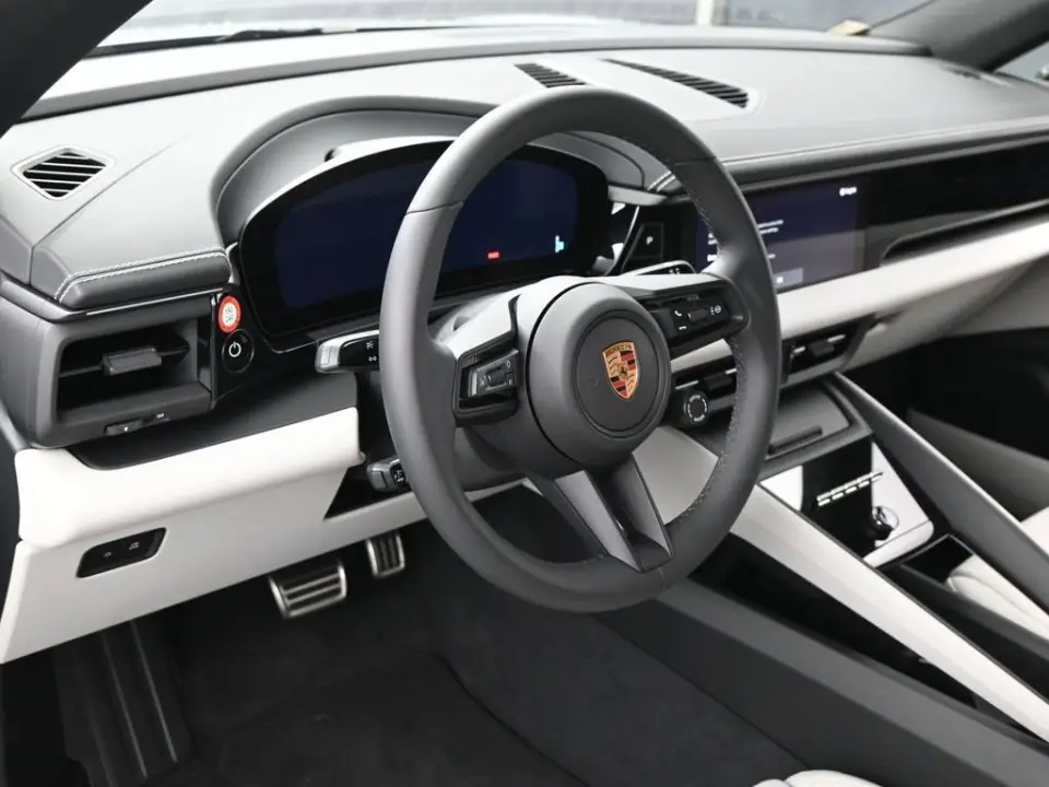 2025 Porsche Macan S - Photo 39