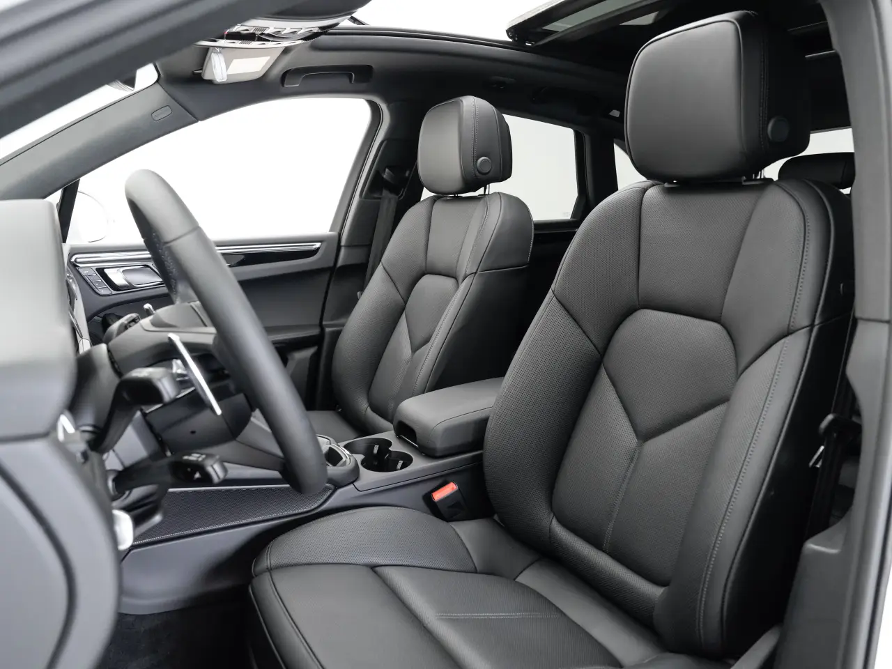 2025 Porsche Macan - Photo 40