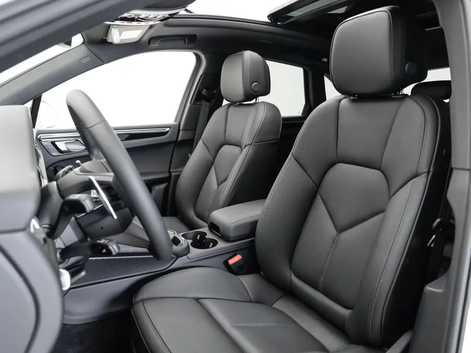 2025 Porsche Macan - Photo 39