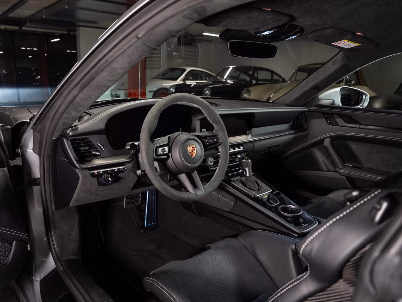 2026 Porsche 911 GT3, Inneres, Innenausstattung mit erweiterten Leder-/Race-Tex-Umfängen schwarz mit Kontrastfarbe GT-silber, 4 in der Galerie anschauen