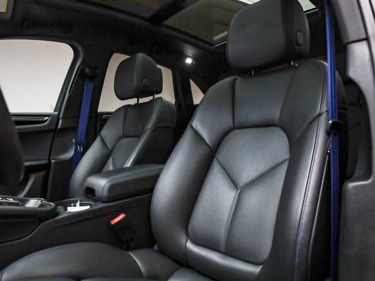2025 Porsche Macan T - Photo 40