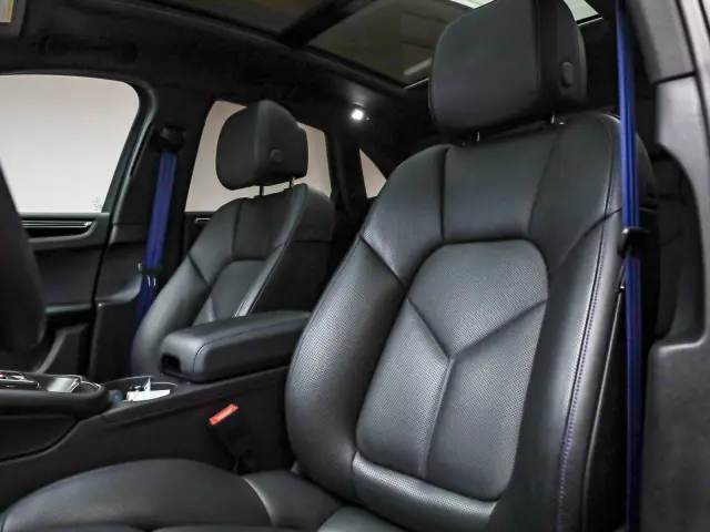 2025 Porsche Macan T - Photo 38