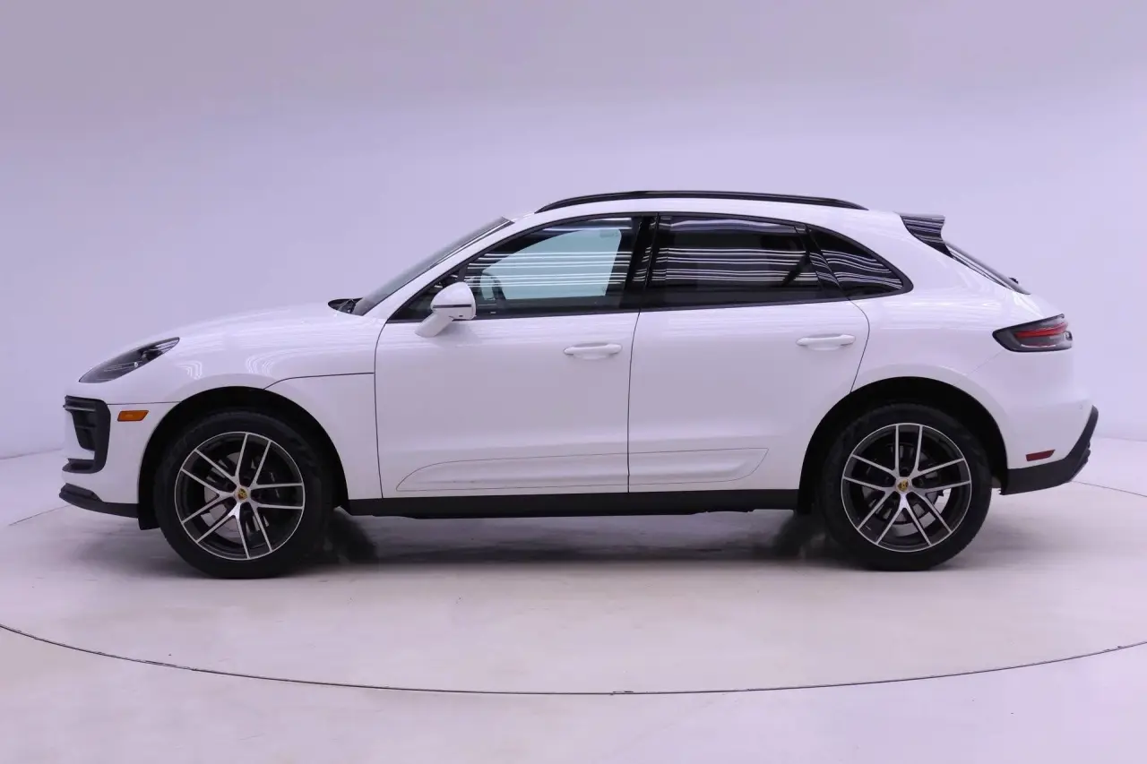 2025 Porsche Macan - Photo 16
