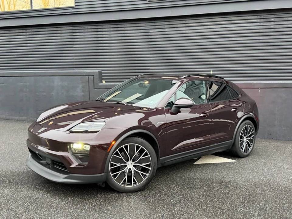 2025 Porsche Macan Base