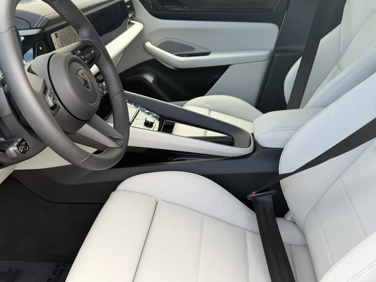 2026 Porsche Macan Turbo Electric - Photo 32