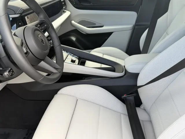 2026 Porsche Macan Turbo Electric - Photo 30