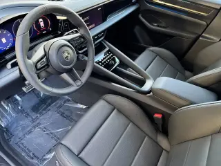 2025 Porsche Macan Turbo Electric - Photo 29