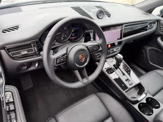 2026 Porsche Macan - Photo 25