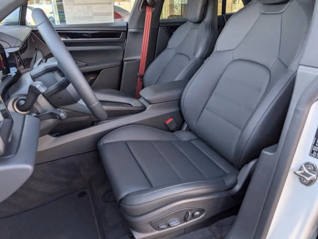 2025 Porsche Macan S - Photo 34