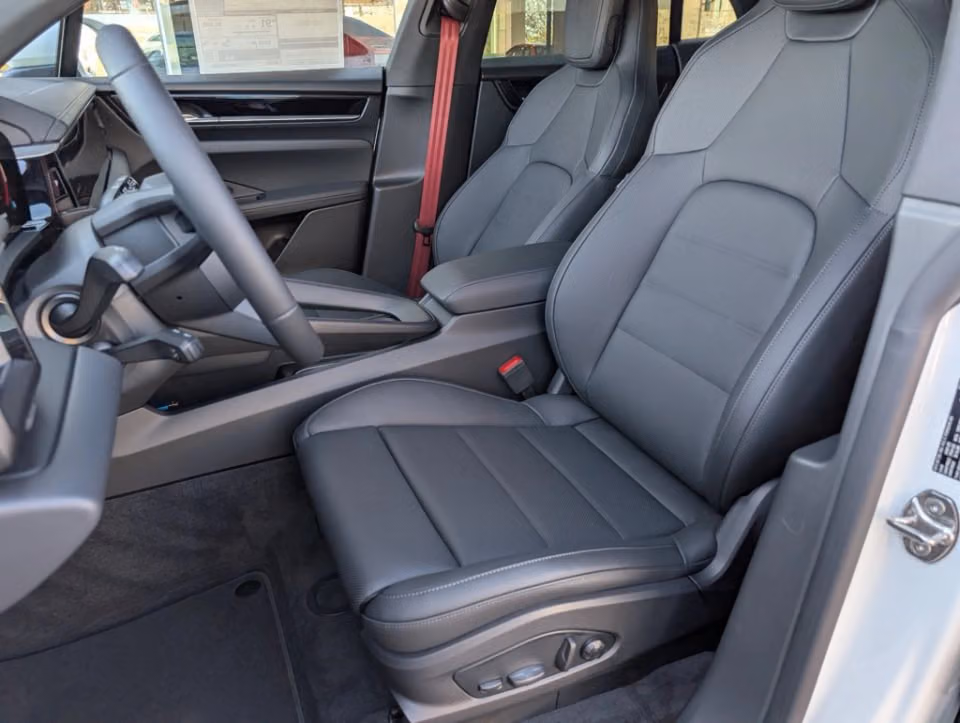 2025 Porsche Macan S - Photo 35