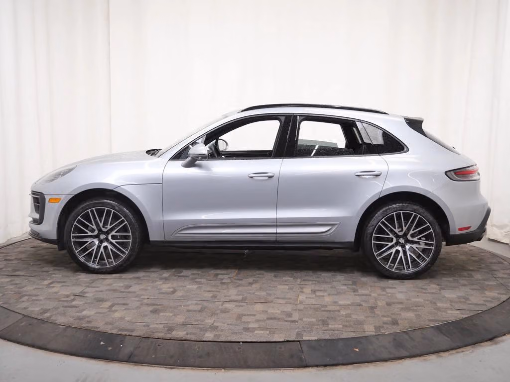 2026 Porsche Macan T - Photo 12