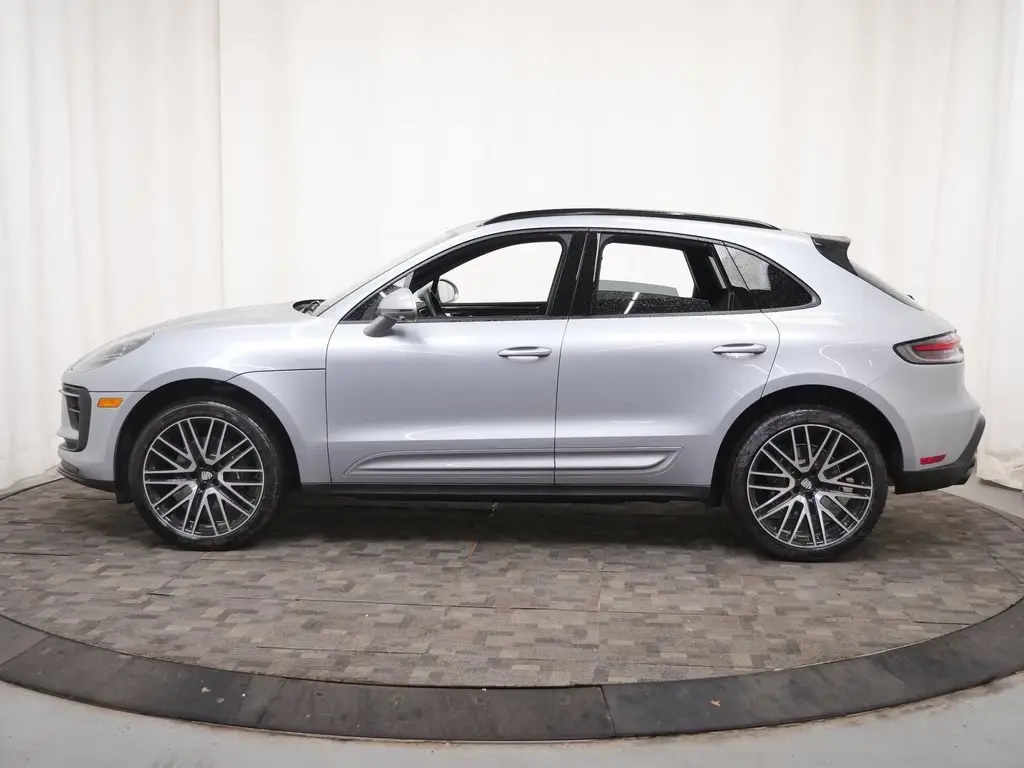2026 Porsche Macan T - Photo 16