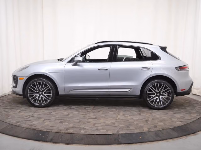 2026 Porsche Macan T - Photo 10